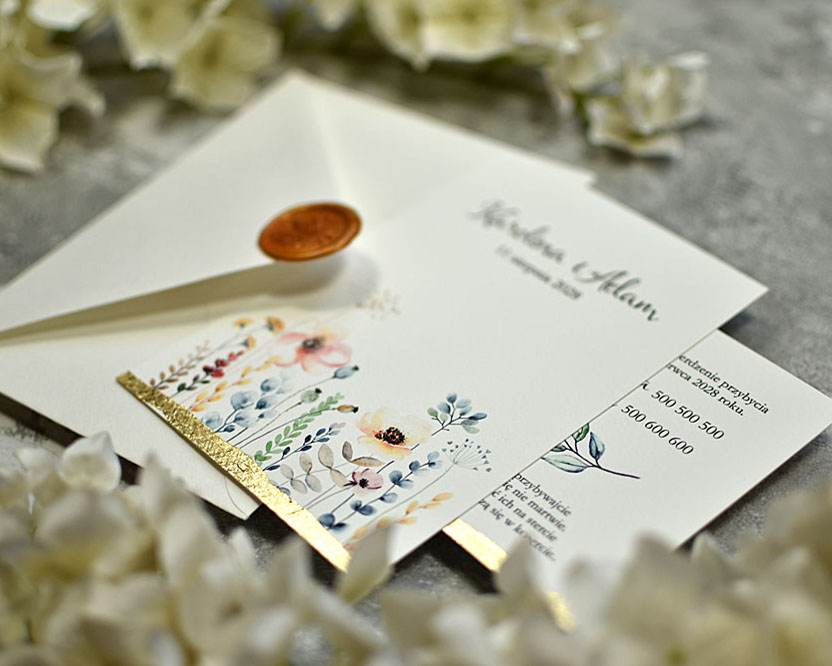 zaproszenie ślubne z kwiatami i złoceniem krawędzi